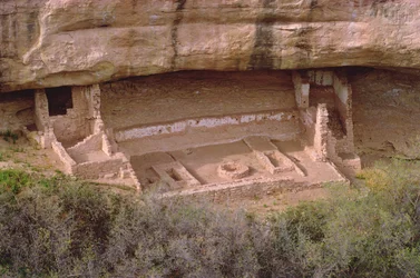 11世紀から14世紀に建てられた、キバへの入り口があるプエブロインディアンの住居の遺跡（229606の詳細）
